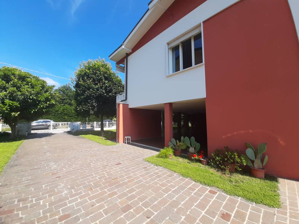 Esterno lato garage - Casa singola a MUSILE DI PIAVE zona CENTRO in vendita - Rif.: 2419