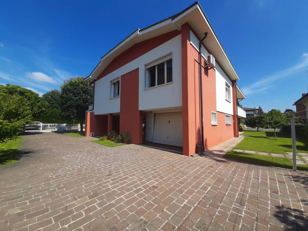 Esterno lato garage - Casa singola a MUSILE DI PIAVE zona CENTRO in vendita - Rif.: 2419